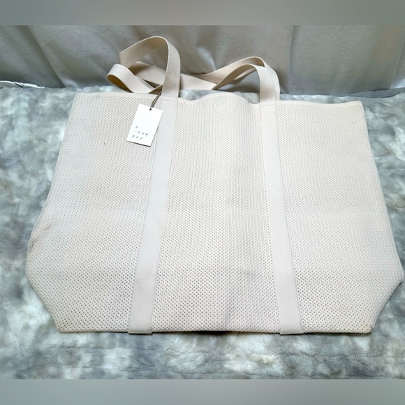 NEW ~ A New Day Tote Cream - Picture 1 of 6